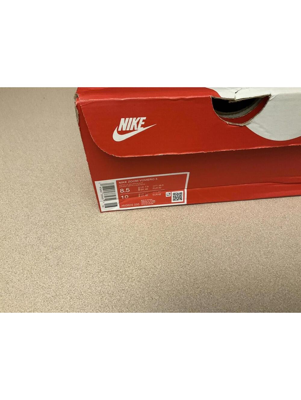 New! Mens Nike Zoom Vomero 5 Metallic Silver/Red/Black Running Shoes. Size 8.5. - Picture 2 of 9